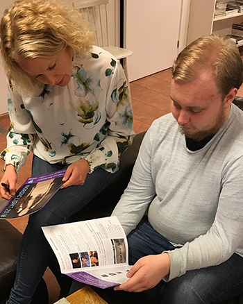 Erika Indergaard i Nordic Light og Ungdomsrådets leder Petter E. Wadsteinvik ser nærmere på årets festivalprogram. Foto: Ingunn Strand