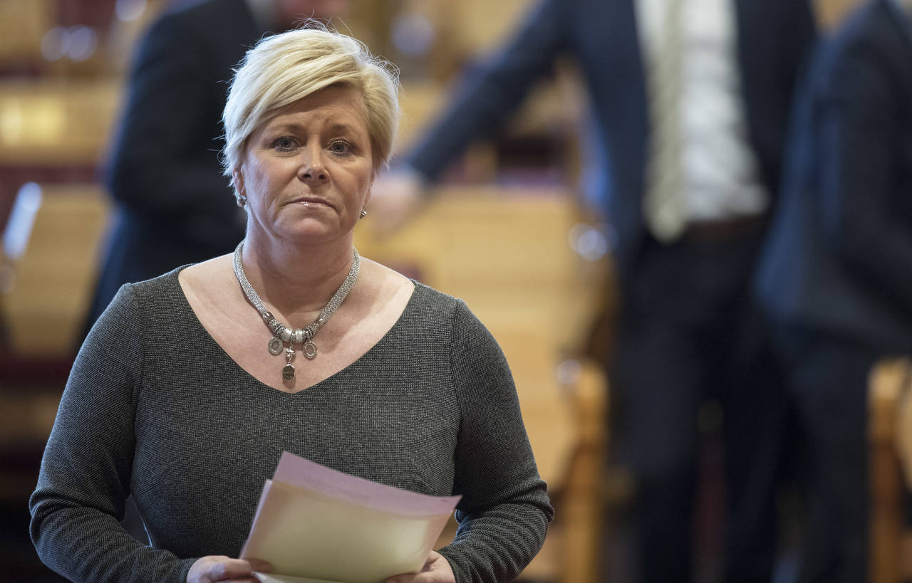 Finansminister Siv Jensen (Frp) venter at flere kommer i arbeid og strammer inn oljepengebruken når hun legger fram regjeringens forslag til revidert nasjonalbudsjett tirsdag. Foto: Ole Berg-Rusten / NTB scanpix