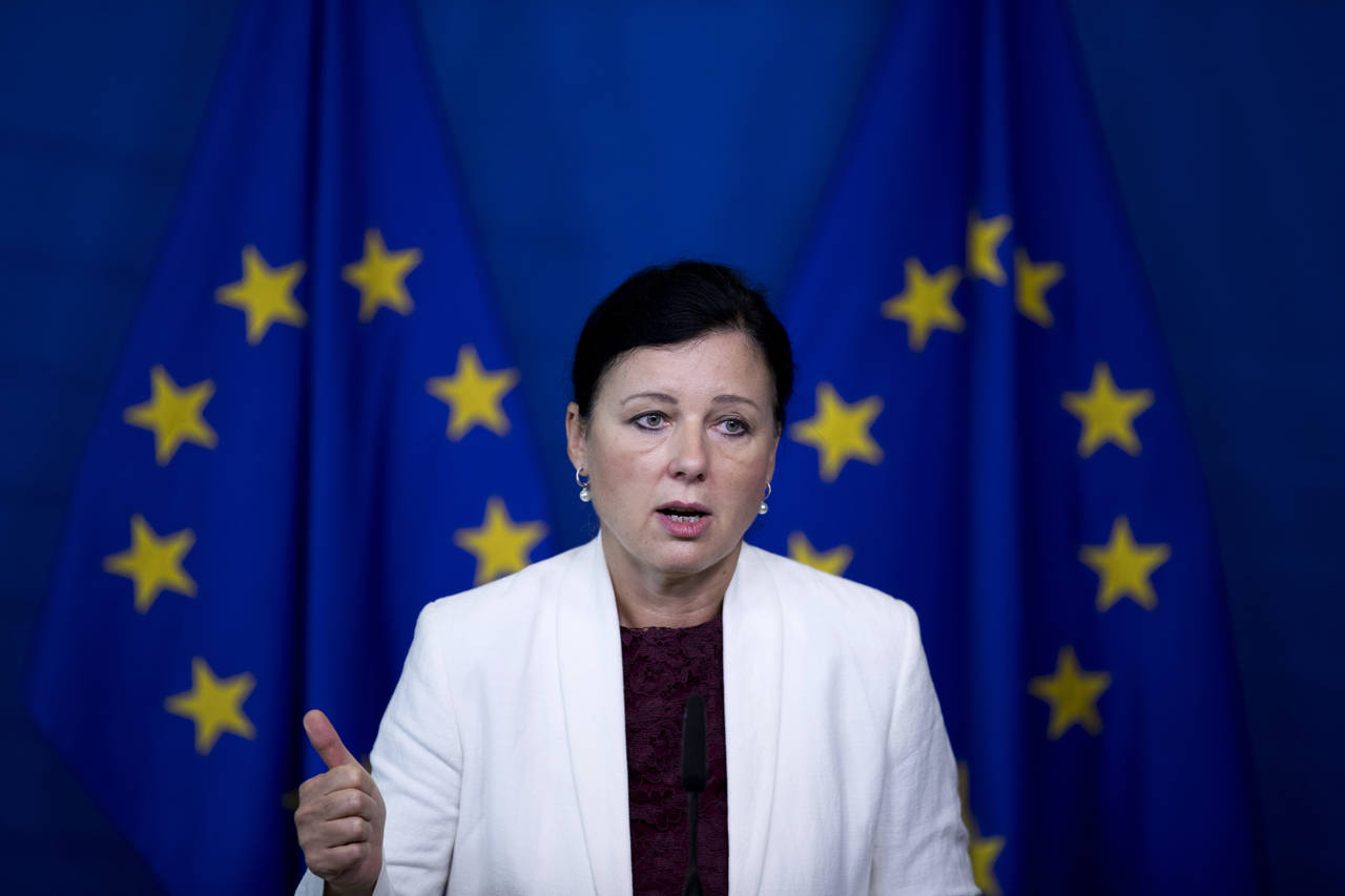 EUs forbrukerkommissær Vera Jourova har snart fått nok av at Facebook lover endringer, uten å gjøre noe. Foto: AP / NTB scanpix