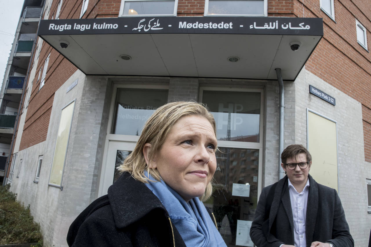 Sylvi Listhaug (Frp) var nylig i innvandringsrestriktive Danmark for å hente inspirasjon til partiets nye innvandrings- og integreringsprogram. Her med rådgiver Andreas Jacobsen i Mjølnerparken i København. Foto: Vidar Ruud / NTB scanpix