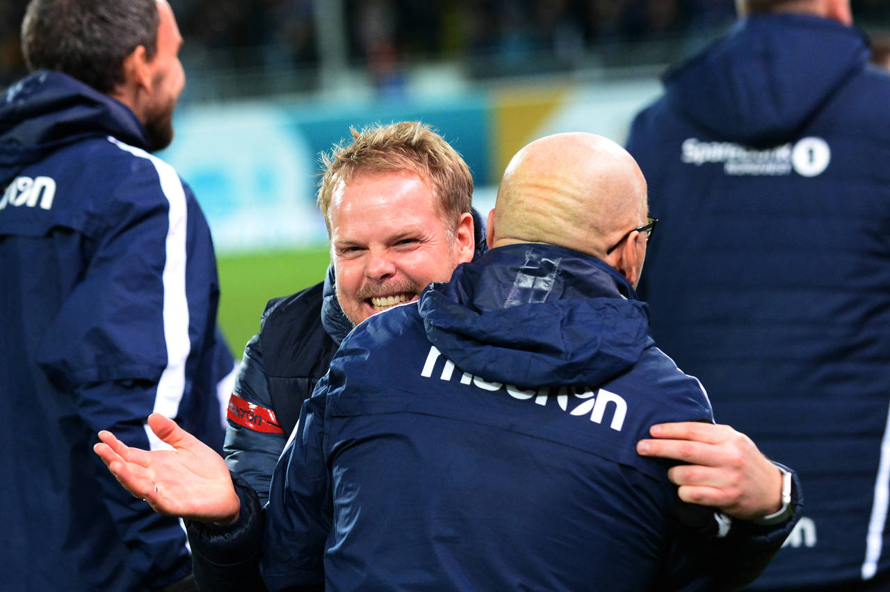 Her kaster KBK-trener Christian Michelsen seg rundt halsen til assistenttrener Ole Olsen etter seier 3-1 i eliteseriekampen mellom Kristiansund og Brann på Kristiansund stadion. Foto: Anders Tøsse / NTB scanpix