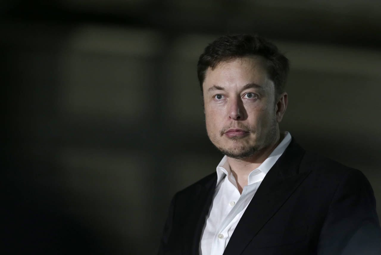 Tesla-sjef Elon Musk røykte narkotika under et intervju torsdag. Dagen etter stupte elbilprodusentens aksje. Foto: AP / NTB scanpix