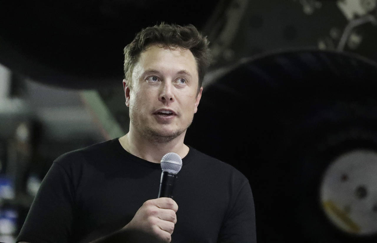 Tesla-aksjen falt nesten 14 prosent etter at USAs finanstilsyn torsdag tok ut søksmål om bedrageri mot direktør Elon Musk. Foto: Chris Carlson / AP / NTB scanpix