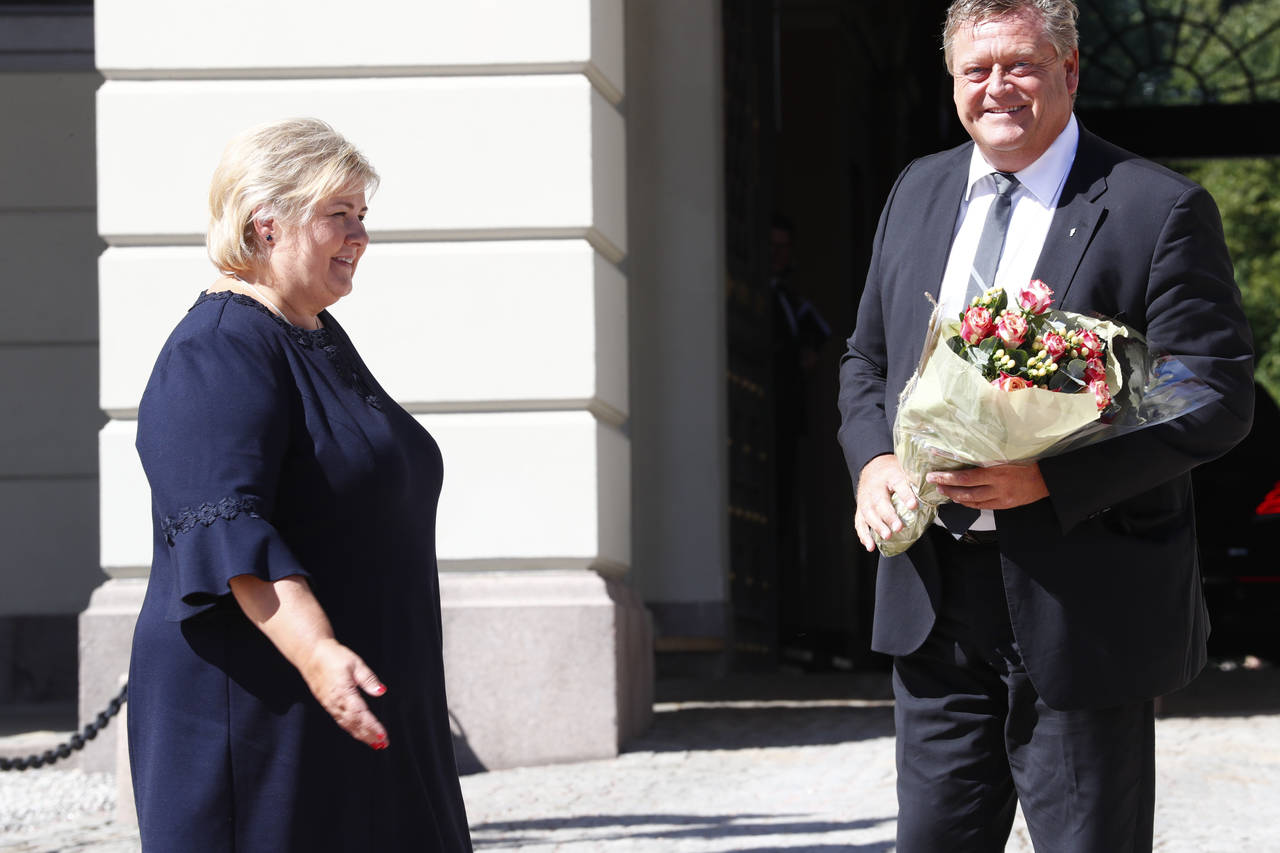 Statsminister Erna Solberg og nyutnevnt fiskeriminister Harald Tom Nesvik på Slottsplassen etter ekstraordinært statsråd på Slottet mandag. Foto: Heiko Junge / NTB scanpix