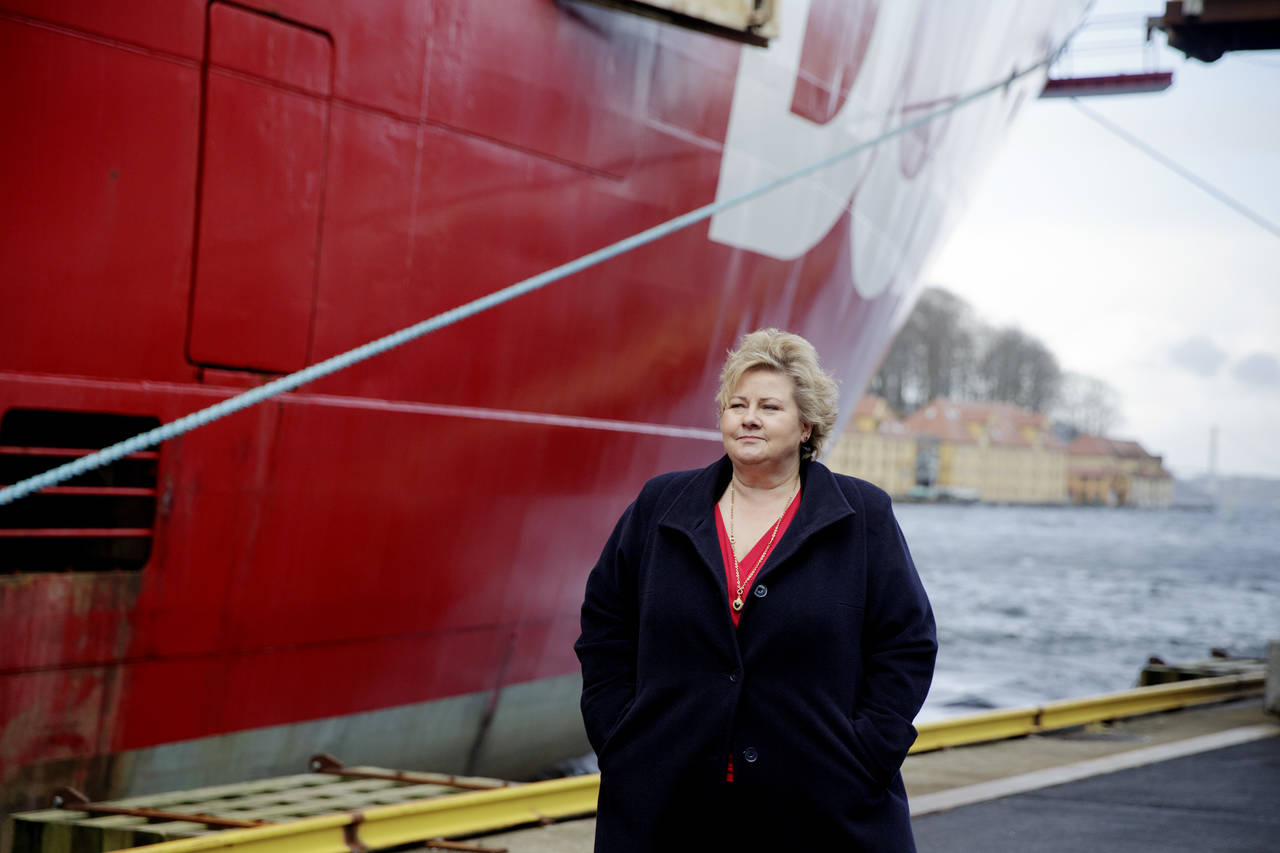 Arbeiderpartiet vil pålegge regjeringen å finne ut om offshorefartøyer kan settes inn for å samle plast i havet. Her er statsminister Erna Solberg (H) foran et supplyskip som ligger til kai ved Skoltegrunnskaien i Bergen. Foto: Paul S. Amundsen / NTB scanpix