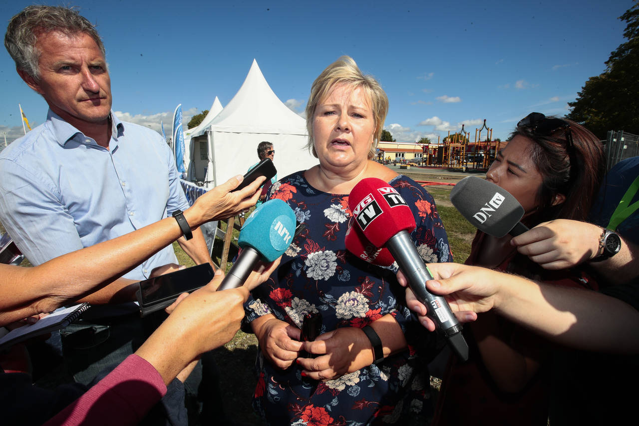 Statsminister Erna Solberg (H) måtte svare på spørsmål om Per Sandbergs Iran-ferie da hun besøkte Norway Cup første dag etter ferien. Hun sier han brøt reglene da han ikke meldte fra hvor han skulle før reisen. Foto: Lise Åserud / NTB scanpix