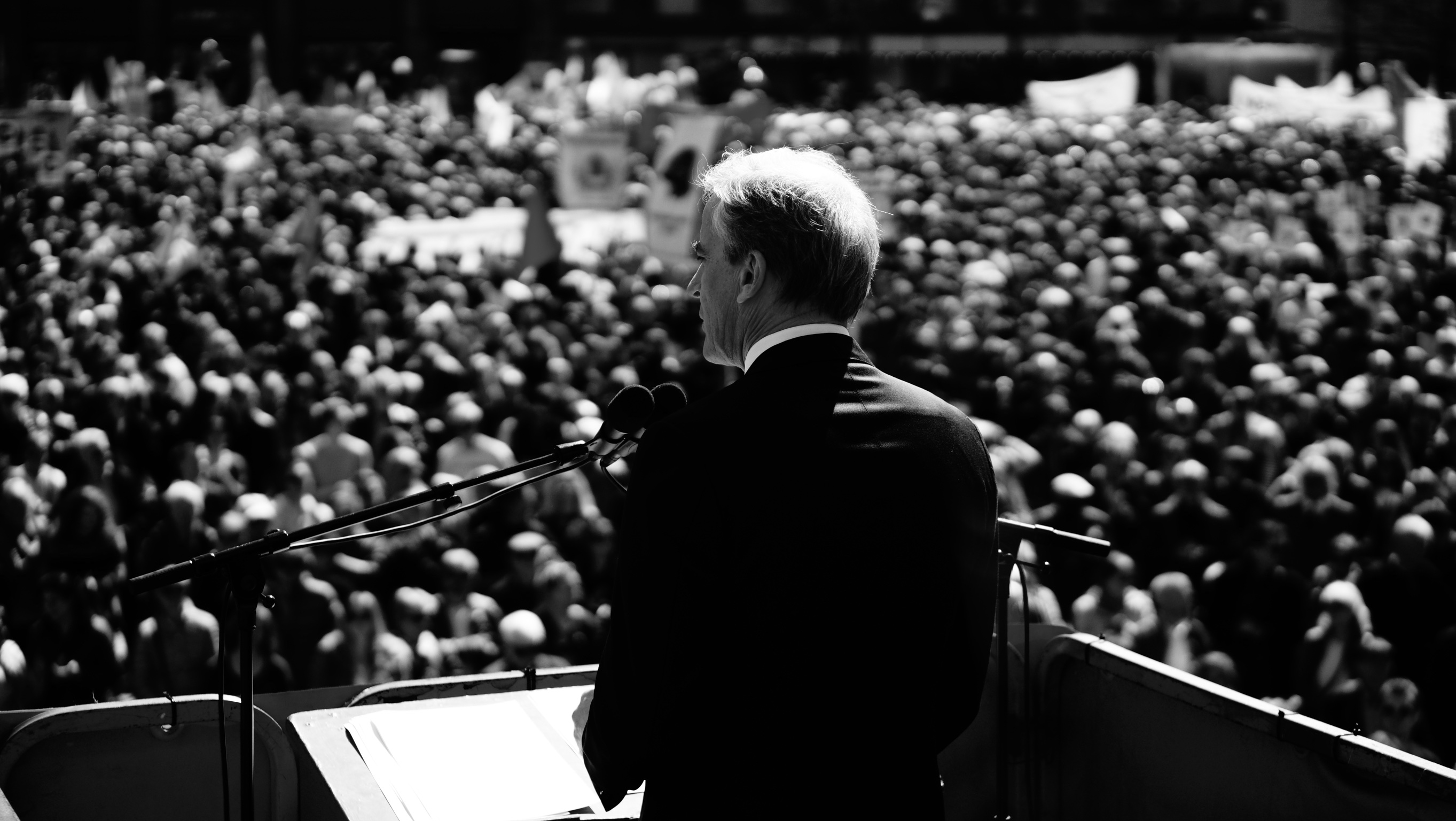 Jonas Gahr Støre taler til folket. Foto: Arbeiderpartiet