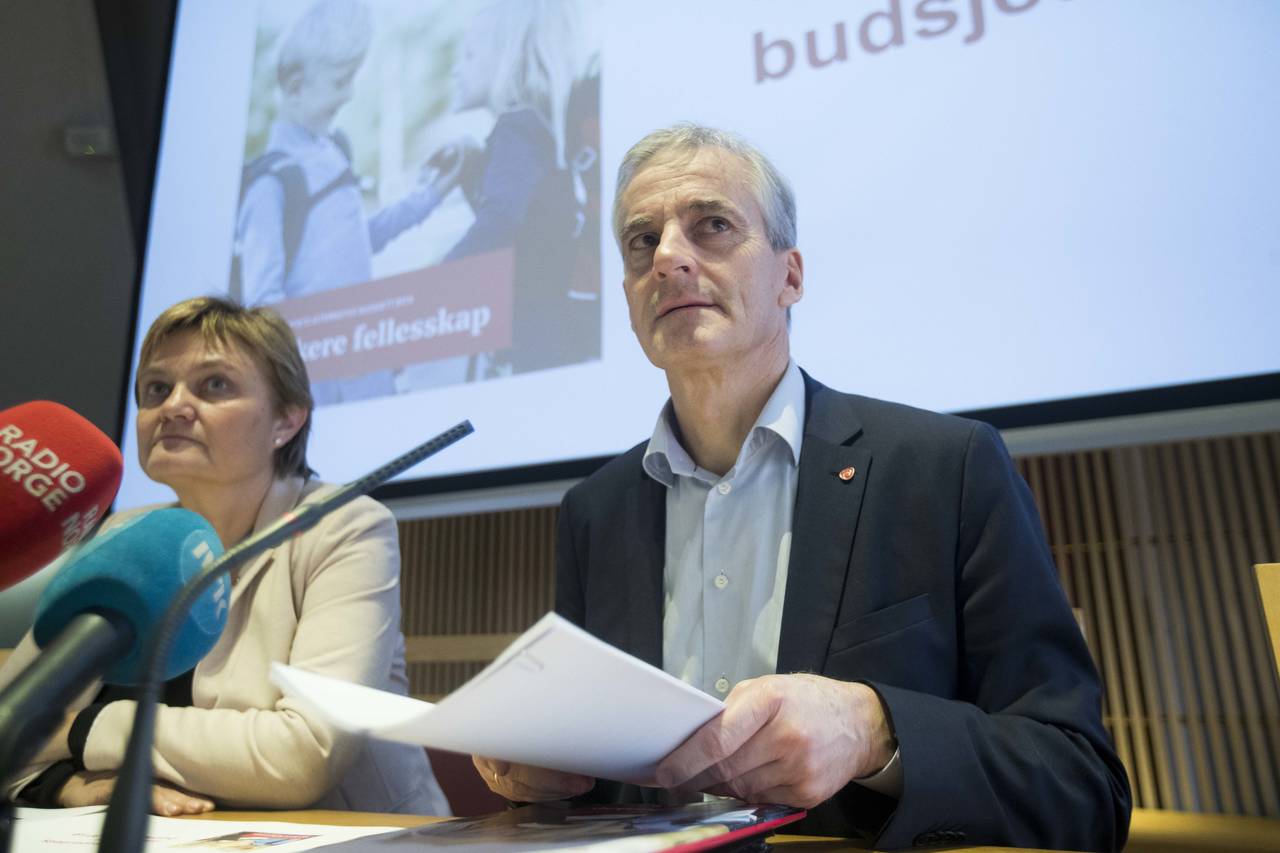 Arbeiderpartiets finanspolitiske talsperson Rigmor Aasrud og leder Jonas Gahr Støre legger fram sitt alternative budsjett i Stortinget. Foto: Terje Pedersen / NTB scanpix