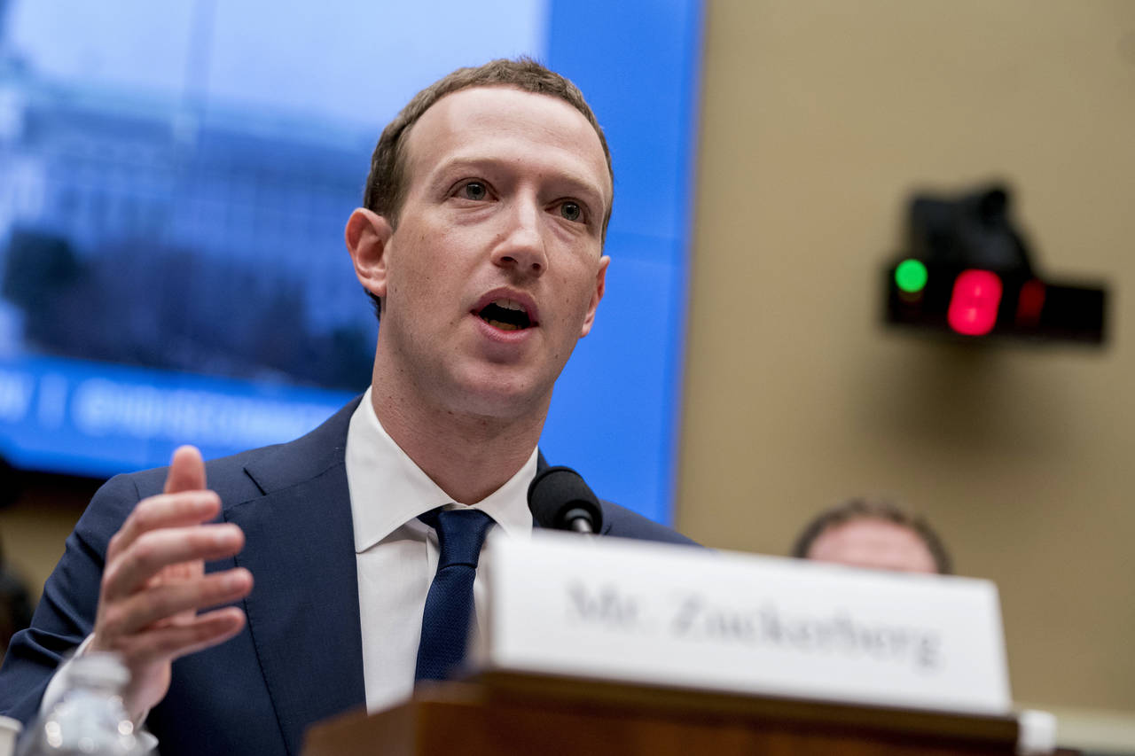 Facebook-topp Mark Zuckerberg møtte i april i år i en høring i Representantenes hus i Washington i om Facebook og deres rolle i presidentvalget i 2016. Foto: Andrew Harnik / AP Photo / NTB scanpix