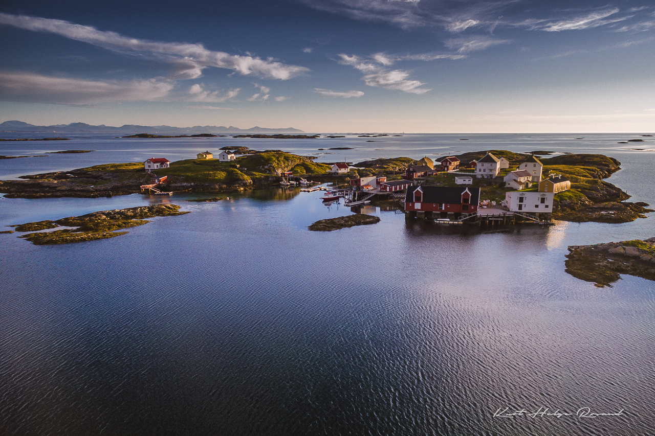 HALLARØY: Fiskeværet Hallarøy sett fra luften. Foto: Kurt Helge Røsand