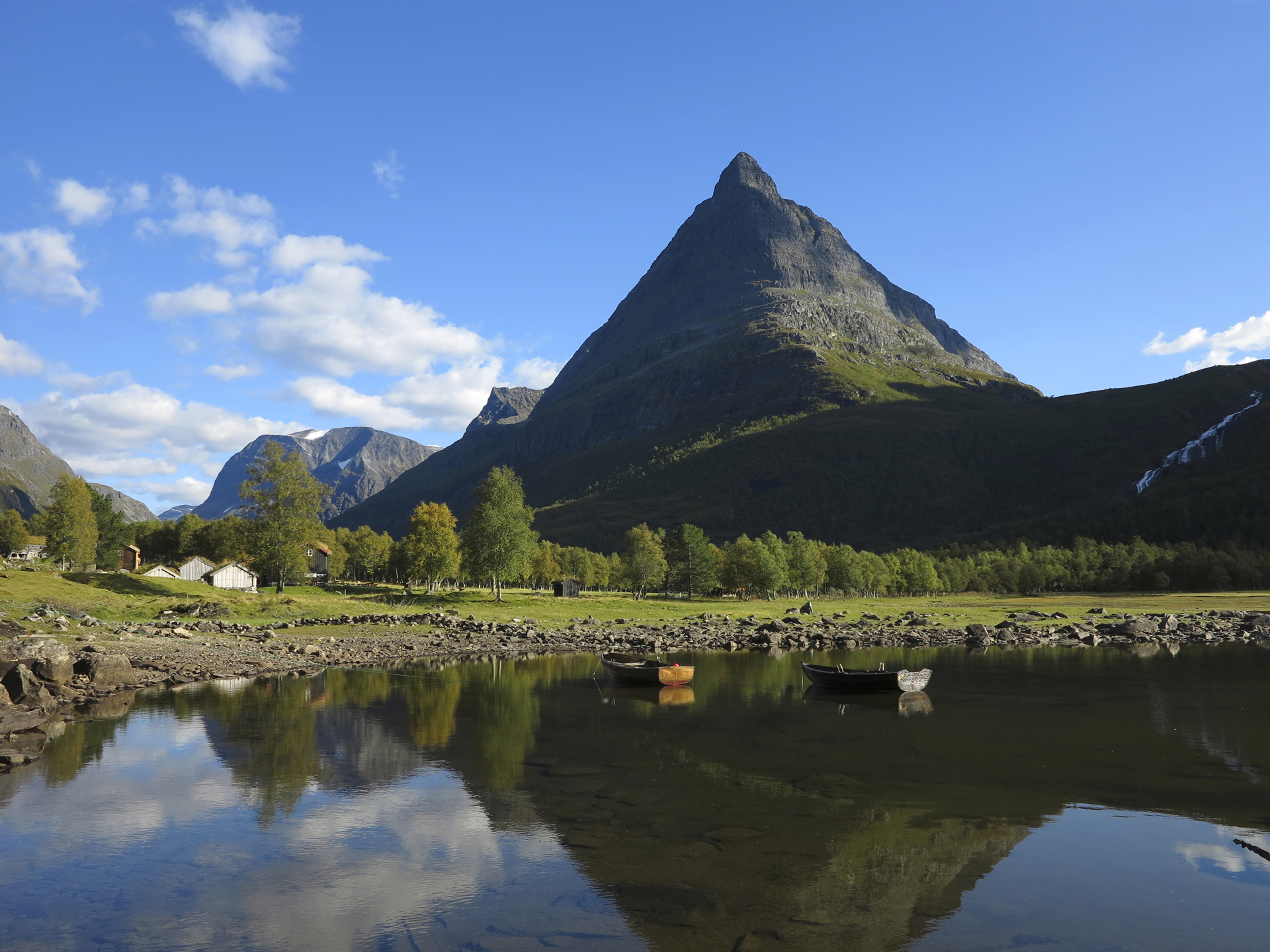 Det blir en trolsk stemning når det majestetiske Innerdalstårnet speiler seg i Renndalsvatnet. (Foto: Terje Holm)  