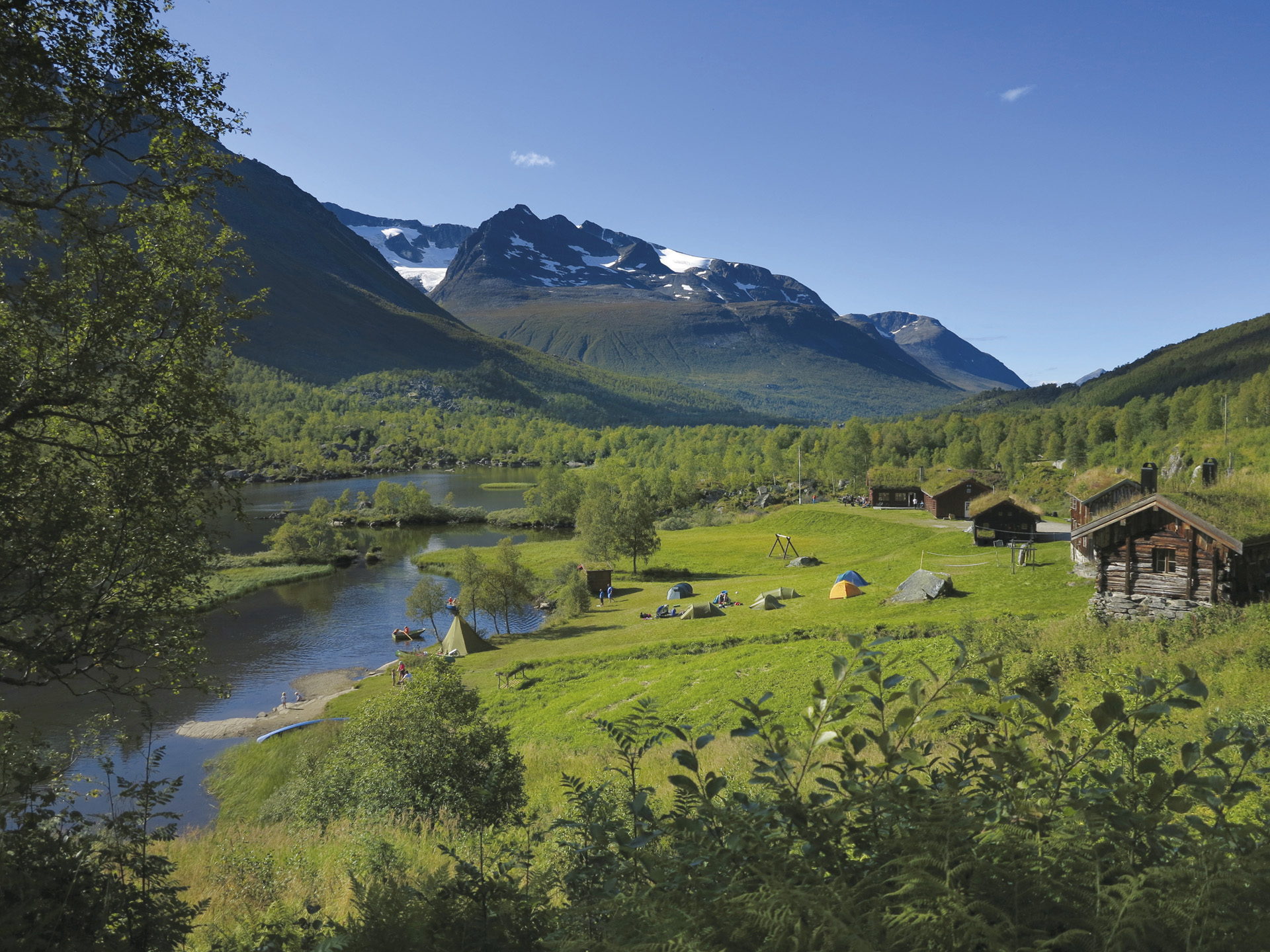 02 Innerdalen hytter med vann og fjell 0309 2017 TH