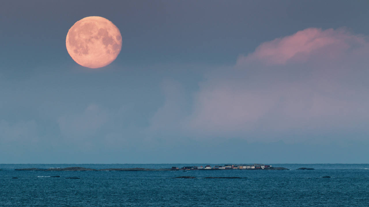 Supermåne på hell, sett fra Sommero i Kristiansund 03.01.18. Foto: Steinar Melby / KSU.NO