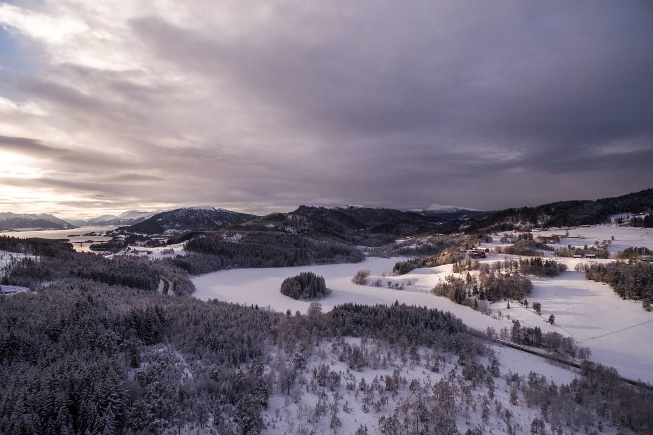 Vinteren har overtaket ennå, men våren er snart i anmarsj på Nordmøre. Et bilde fra Tingvoll i retning Gjemnes. Vi ser Møkkjavatnet i front. Foto: Steinar Melby / KSU.NO