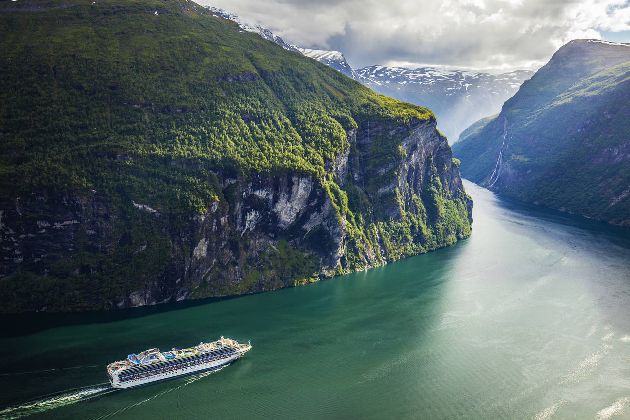 Cruiseskipet Sapphire Princess, eid av Princess Cruises, på vei ut Geirangerfjorden i Møre og Romsdal i juni. Foto: Halvard Alvik / NTB scanpix