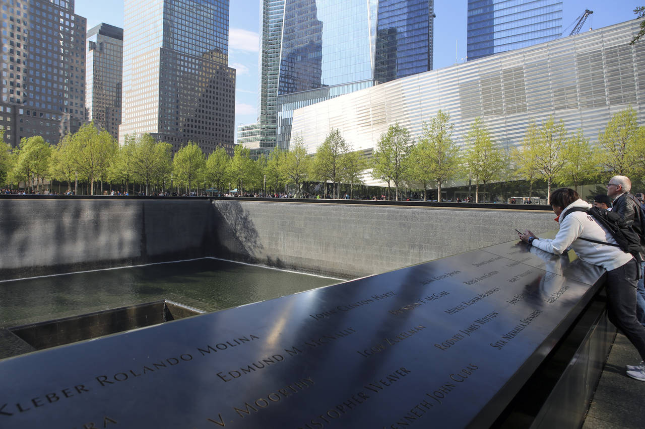 9/11 Memorial er to gigantiske hull med rennende vann der de to tårnene World Trade Center sto. Fortsatt gjenstår det å identifisere over 1.100 personer som ble drept i terrorangrepet. Foto: Marianne Løvland / NTB scanpix