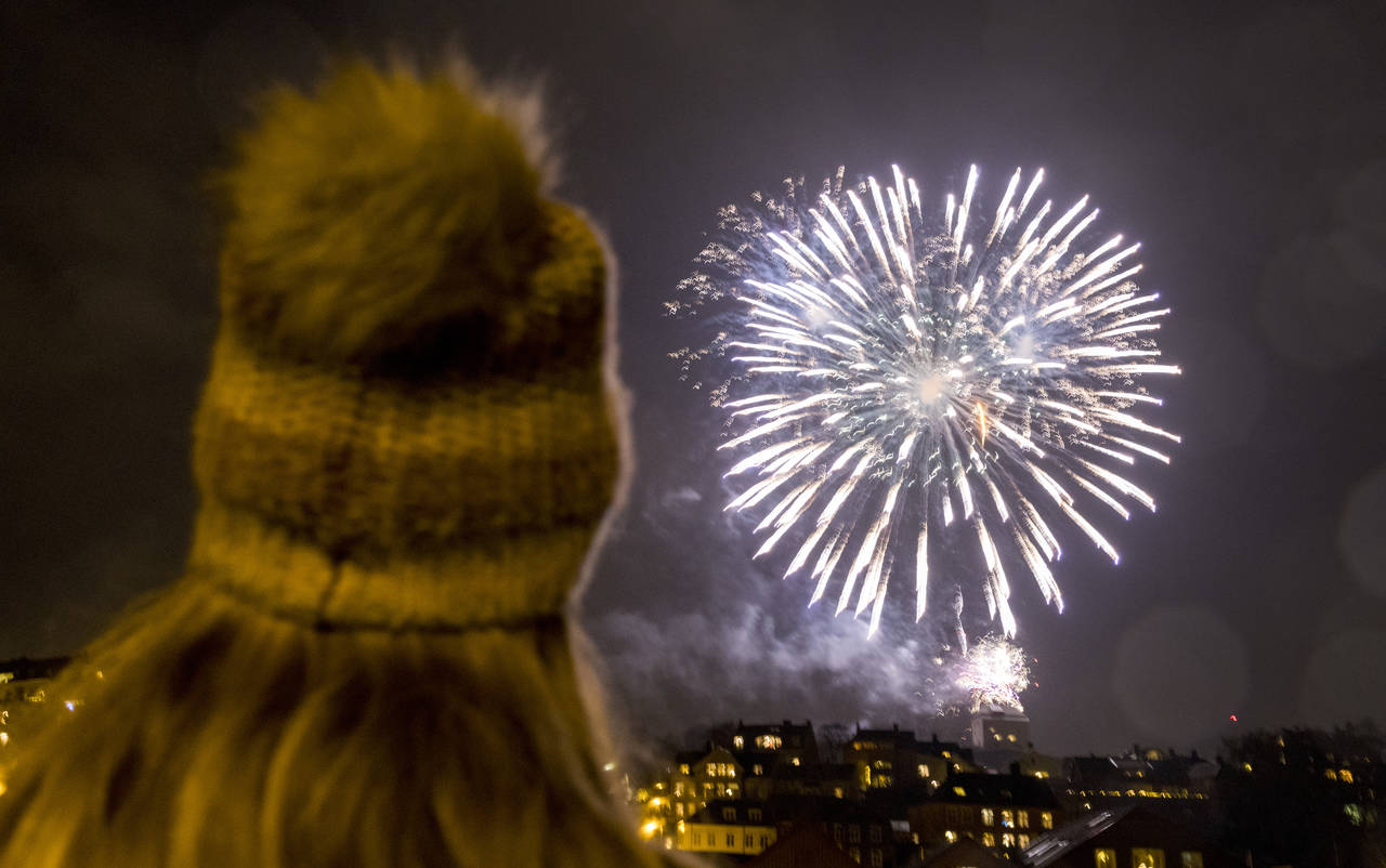 I dag er det flere kommuner og byer som arrangerer fellesfyrverkeri. Nesten alle av de spurte som ønsker et forbud, er redd for personskader. Mange frykter også brann og stress og skader på dyr. Foto: Gorm Kallestad / NTB scanpix