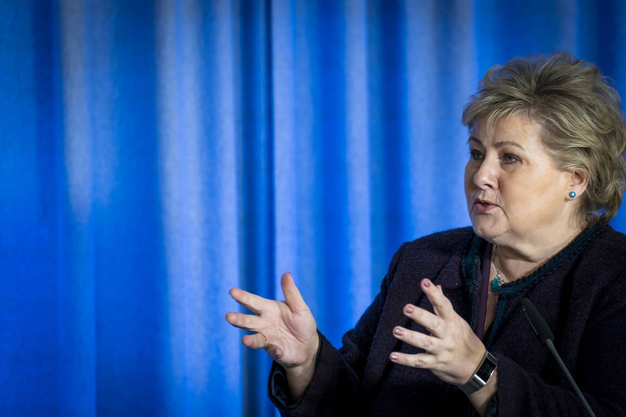 Statsminister Erna Solberg (H) er glad Norge slipper å låne penger under koronakrisen, slik mange andre statsledere nå må gjøre. Foto: Heiko Junge / NTB scanpix