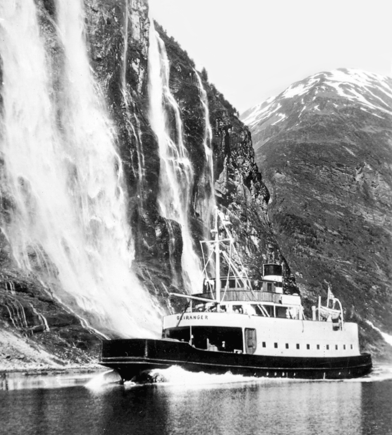 «Geiranger» passerer De Sju Søstre, en av de mest kjente attraksjonene på Geirangerfjorden. (Bilde fra Nasjonalbiblioteket)