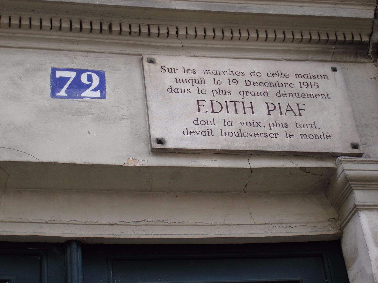 Minnesplakett på stedet for Piafs fødsel, Rue de Belleville i Paris.