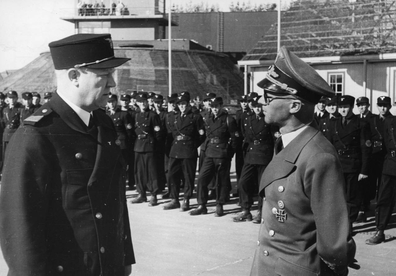 Riksarkivet (National Archives of Norway) - Vidkun Quisling og Josef Terboven inspiserer en avdeling av hirden. RA/PA-1209/Ue 91/