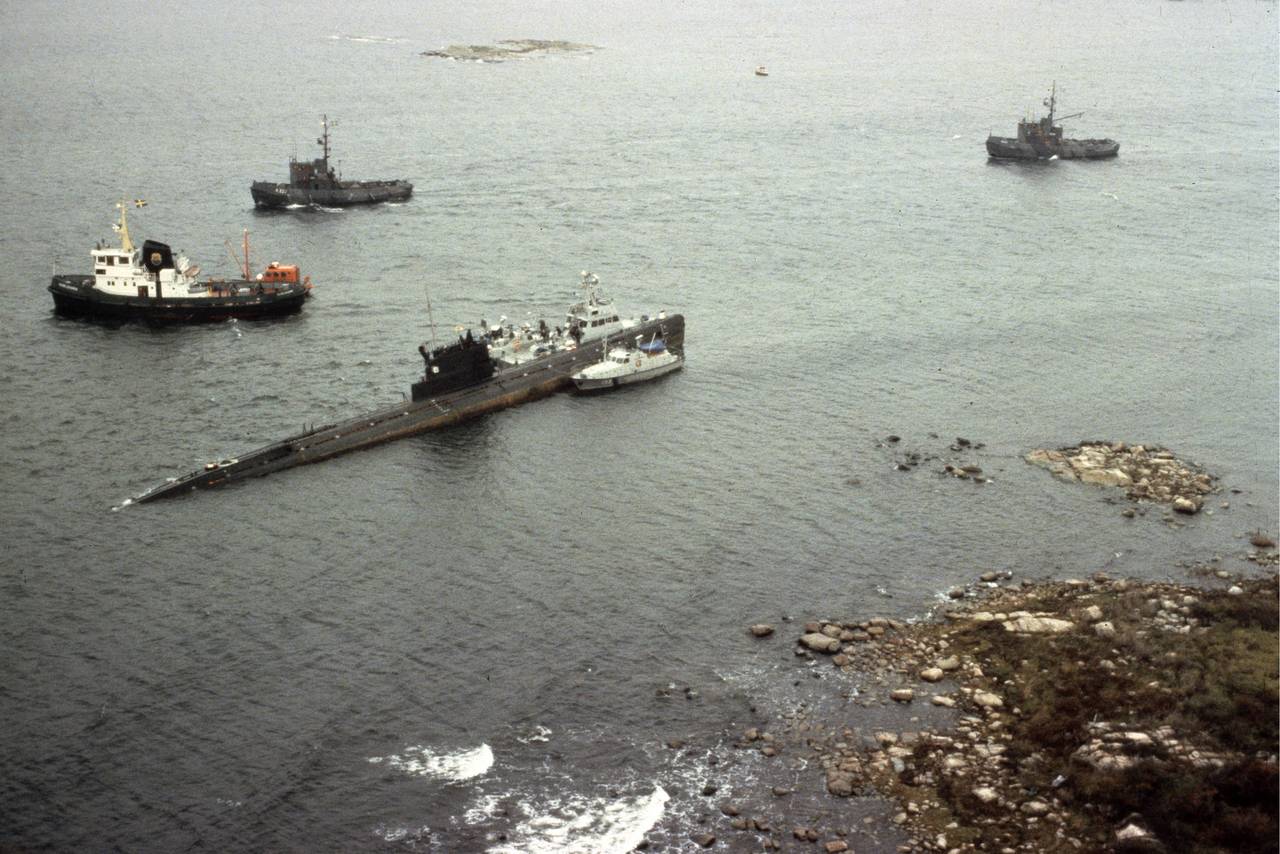 Skip fra den svenske marinen holder vakt ved den russiske ubåten U-137 som gikk på grunn ved innløpet til Gåsefjärden utenfor Landskrona. Arkivfoto: Torbjörn Andersson / SCANPIX SVERIGE