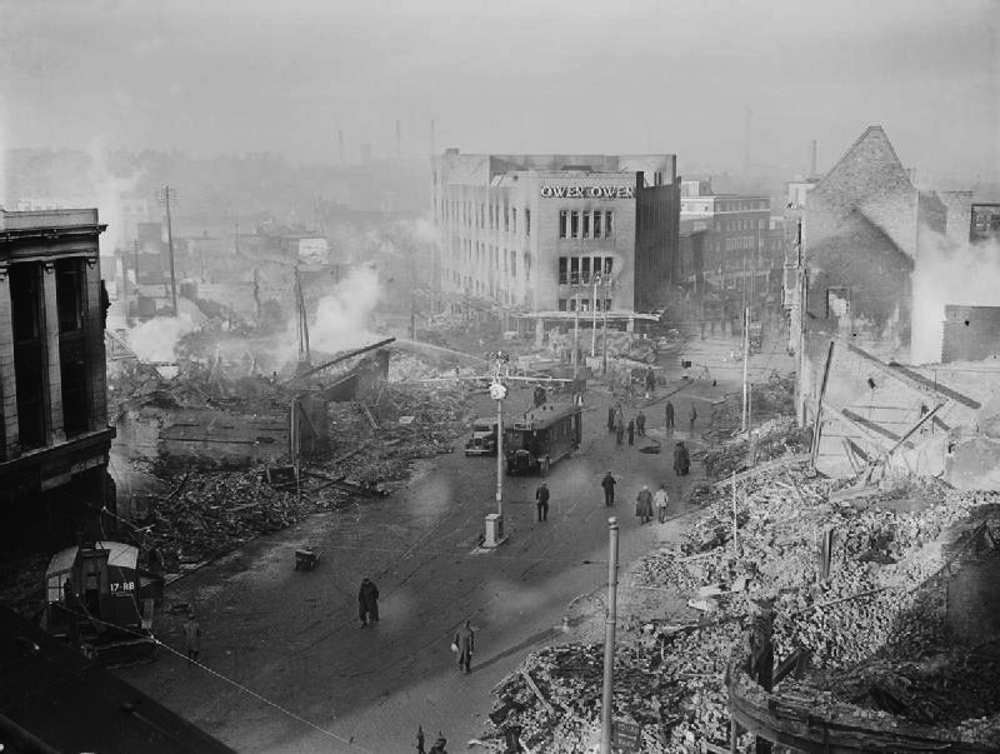  Broadgate in Coventry city centre following the Coventry Blitz of 14/15 November 1940. The burnt out shell of the Owen Owen department store (which had only opened in 1937) overlooks a scene of devastation. By Taylor (Lt) - War Office official photographer [Public domain], via Wikimedia Commons