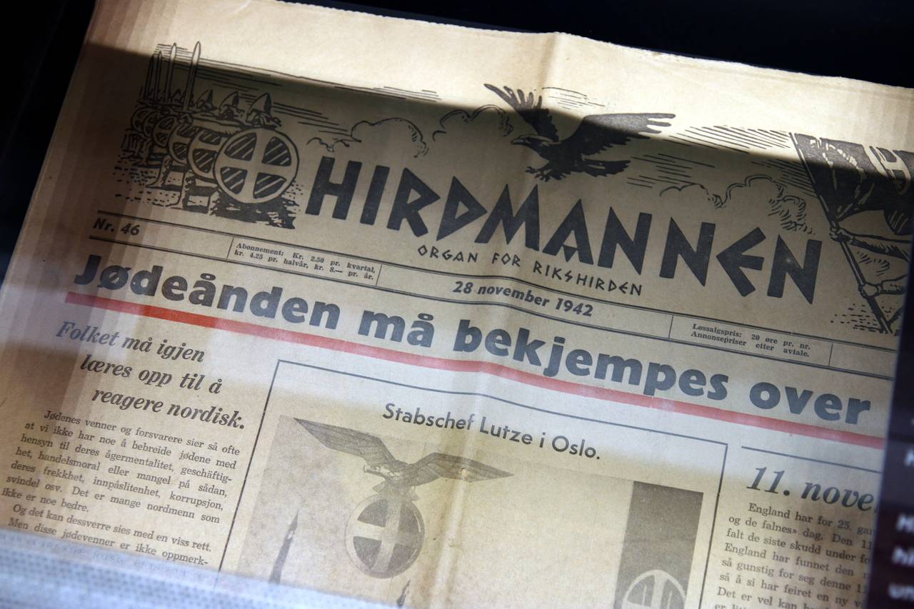  Hirdmannen (en norsk NS-avis), 28. november 1942. Hovedoppslag: "Jødeånden må bekjempes over alt!" På utstilling hos Senter for studier av Holocaust og livssynsminoriteter. Foto: Kjetil Ree. https://commons.wikimedia.org/wiki/User:Kjetil_r