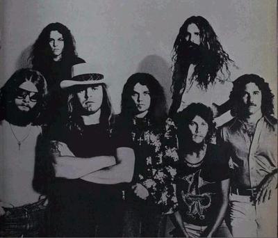 Lynyrd Skynyrd i 1977. Foran f.v. Leon Wilkeson (bassgitar), Ronnie Van Zant (vokal), Gary Rossington (gitar), Steve Gaines (gitar), Billy Powell (keyboards). Bak: Allen Collins (gitar) og Artimus Pyle (trommer)