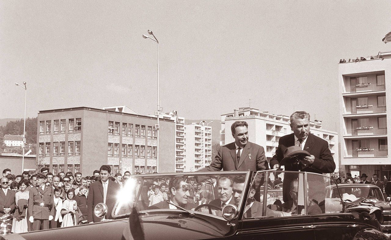 Bresjnev og Aleksandar Ranković hilser en folkemengde under et besøk i Velenje i Jugoslavia i 1962. Foto: Dragiša Modrinjak