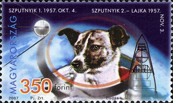 Ungarsk frimerke fra 2007 som viser Laika, Sputnik 1 og Sputnik 2. By Hungarian post office [Public domain], via Wikimedia Commons