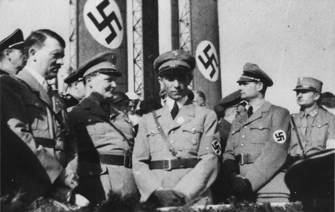 Adolf Hitler med andre ledere i nazistpartiet NSDAP 1934. Til høyre for Hitler står riksmarskalk Hermann Göring, propagandaminister Joseph Goebbels og Rudolf Heß, Hitlers stedfortreder og nummer tre i det tredje rike etter Göring.