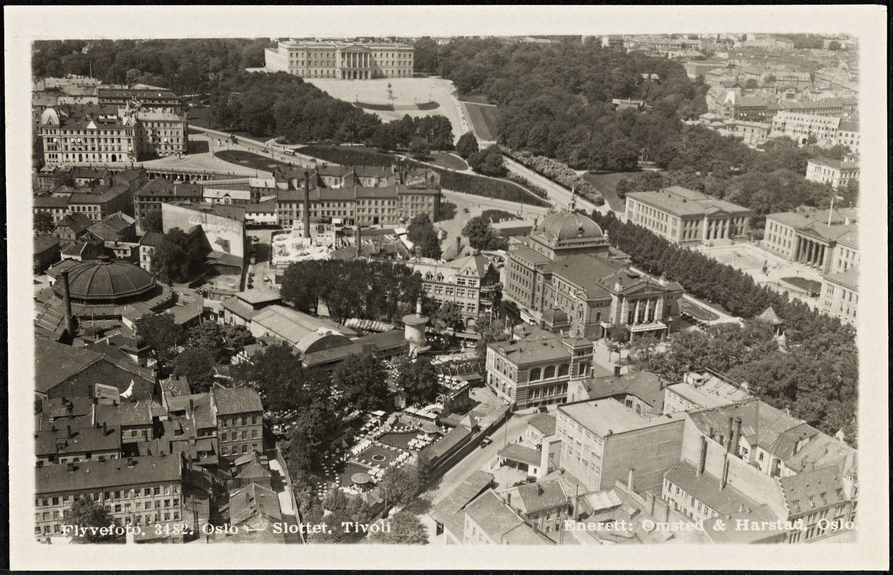 «Flyvefoto» av blant annet Nasjonalteatret og Christiania Tivoli med Abelhaugen og Slottet i bakgrunnen. Postkort: Nasjonalbiblioteket