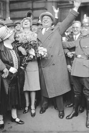 Emil Jannings, beste skuespillerEmil Jannings, beste skuespiller. Fra den første Oscar-utdelingen . Bundesarchiv, Bild 102-07770 / CC-BY-SA 3.0 [CC BY-SA 3.0 de (https://creativecommons.org/licenses/by-sa/3.0/de/deed.en)], via Wikimedia Commons