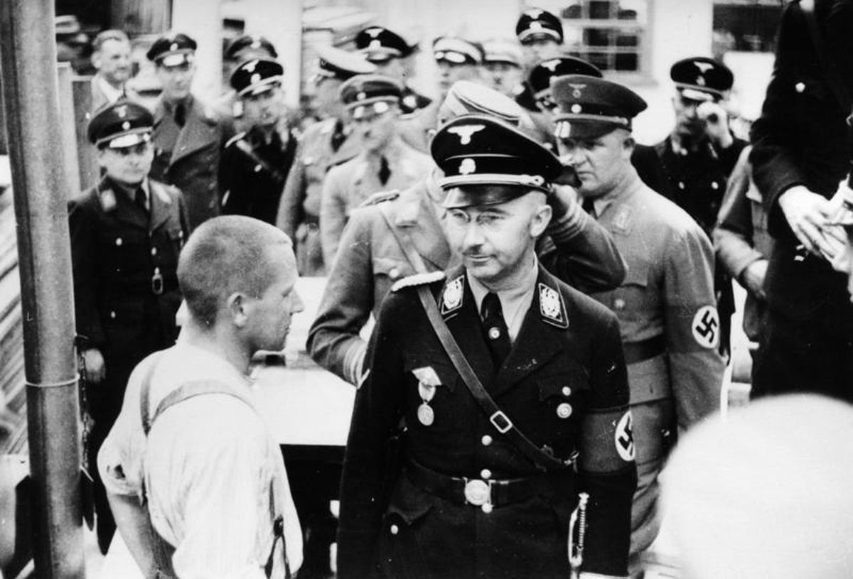 Reichsführer-SS Heinrich Himmler på inspeksjon i 1936 i fangeleiren Dachau. Bundesarchiv, Bild 152-11-12 / CC-BY-SA 3.0 [CC BY-SA 3.0 de (https://creativecommons.org/licenses/by-sa/3.0/de/deed.en)], via Wikimedia Commons