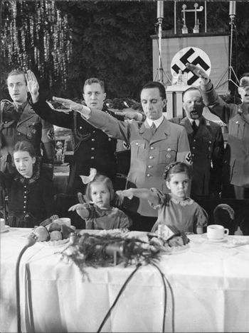 Goebbels feirer «tysk folkejul» 23. desember 1937 sammen med blant annet to av døtrene. Foto: Deutsches Bundesarchiv