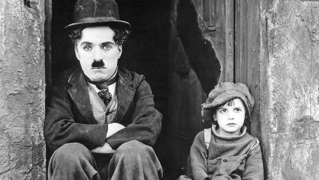 Chaplin og Jackie Coogan i The Kid, Småen (1921). På 1970-tallet arbeidet Chaplin for nyutsendinger av sine gamle filmer, også denne.