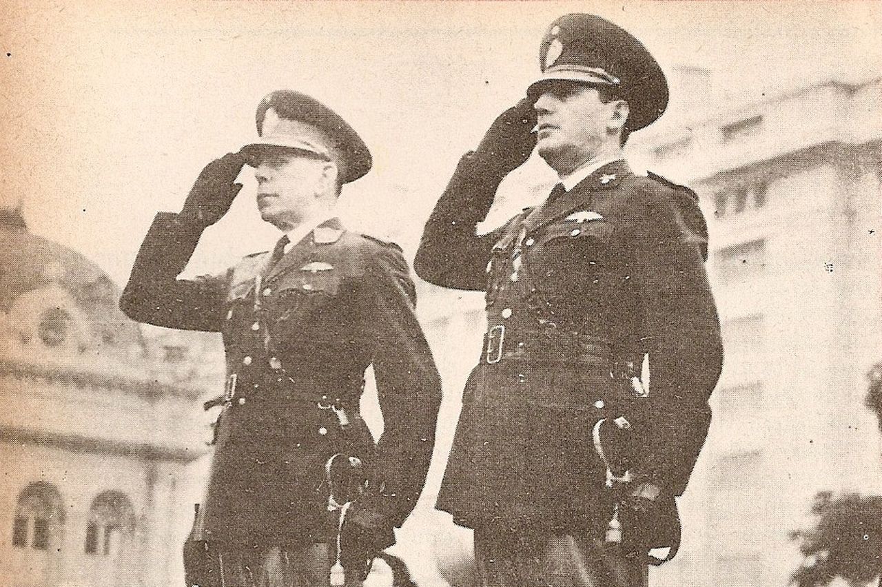 President Edelmiro Farrell (venstre) hans etterfølger, visepresident Juan Perón i april 1945.
