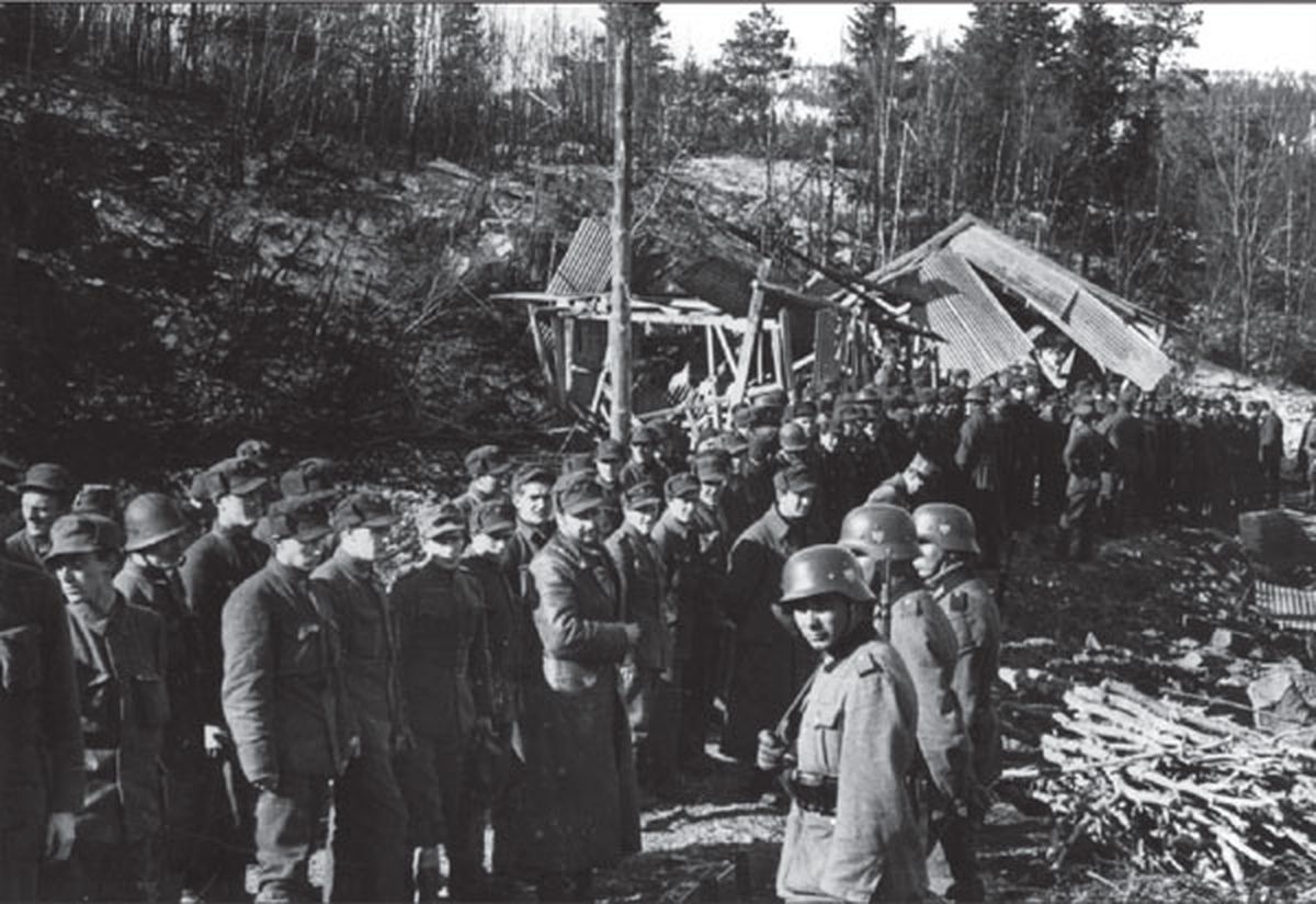 Den norske styrken på Hegra festning overgir seg til tyskerne 5. mai 1940. By Unknown Norwegian military personnel (http://www.verneplaner.no/?f=hegra&id=137123&a=3) [Public domain], via Wikimedia Commons