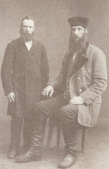 Den norske kjempen, Henrik Brustad sammen med sin bror. Public domain via Wikimedia Commons 