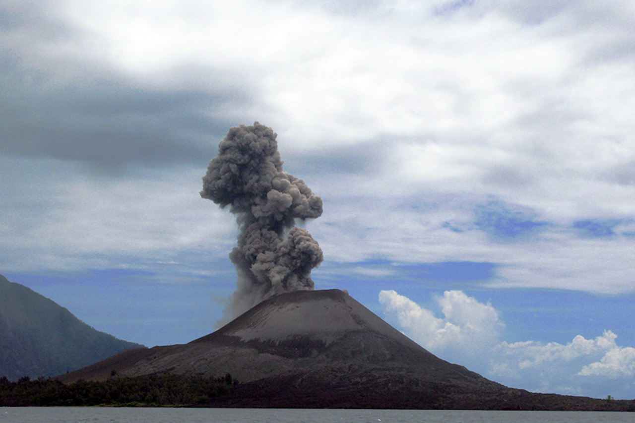 Krakatau. Foto: Flydime [CC BY 2.0], via Wikimedia Commons