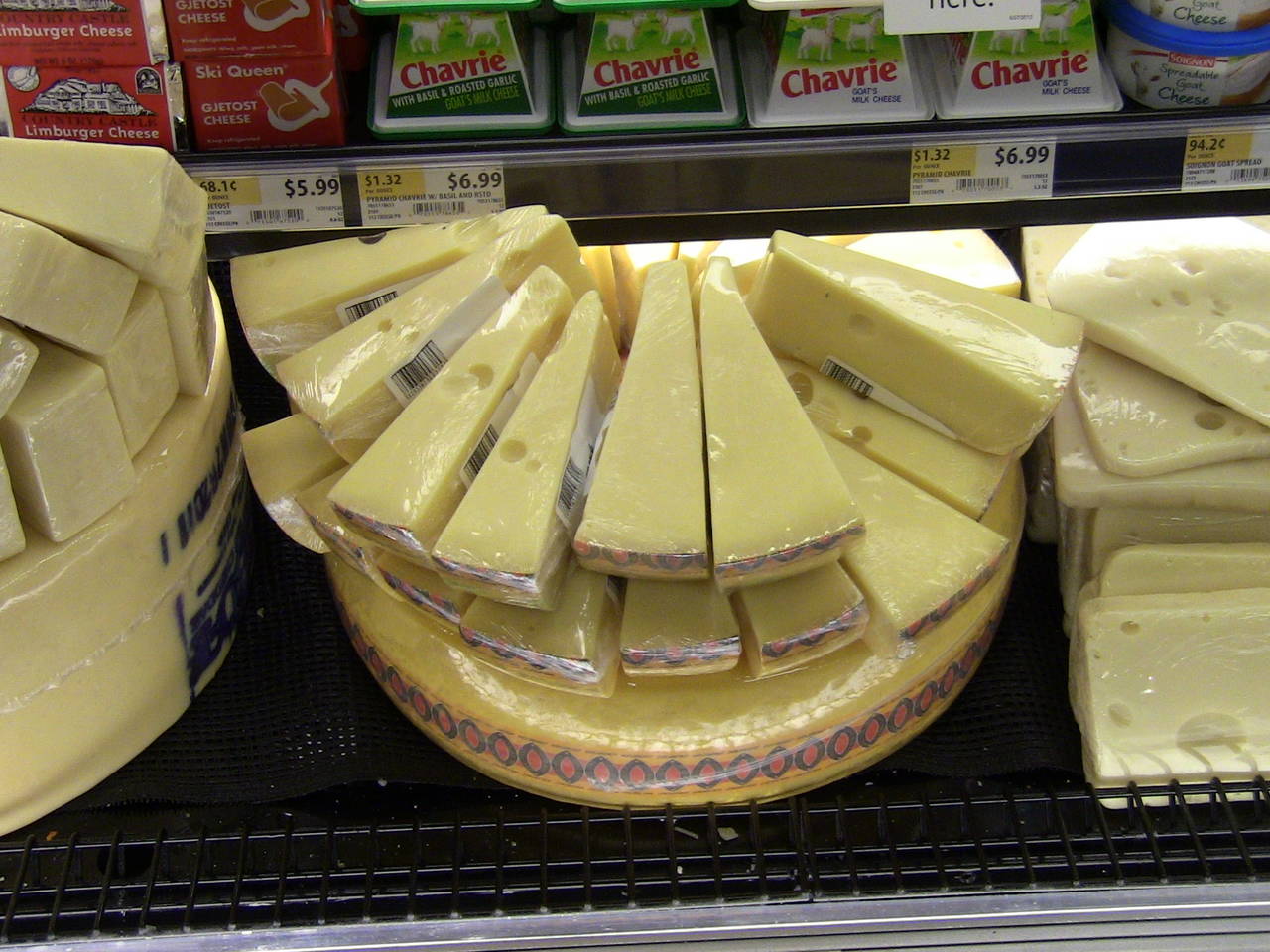 Jarlsberg til salgs i matvarekjeden Whole Foods Market i Washington D.C. Foto: 2012. By Chase me ladies, I'm the Cavalry [CC BY-SA 3.0 (https://creativecommons.org/licenses/by-sa/3.0)], from Wikimedia Commons