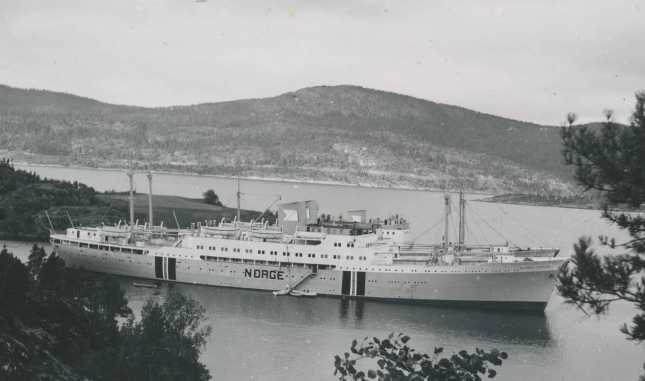 Fred. Olsens båter "Black Watch", "Black Prince" og "Bretagne", lå i Lofjorden i Åsen fra september 1939 til september 1940. Bildet er tatt i 1939. By Unknown Åsen Museum og Historielag from Åsen, Norge/Norway (Lofjorden (1939)) [Public domain], via Wikimedia Commons