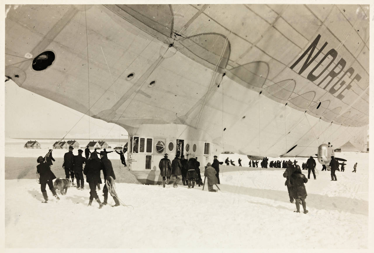 «Norge» like før avreise fra Ny-Ålesund på Svalbard 11. mai 1926. Luftskipet holdes ved bakken av alle menneskene. Roald Amundsen står i døra på gondolen. Foto: Nasjonalbiblioteket