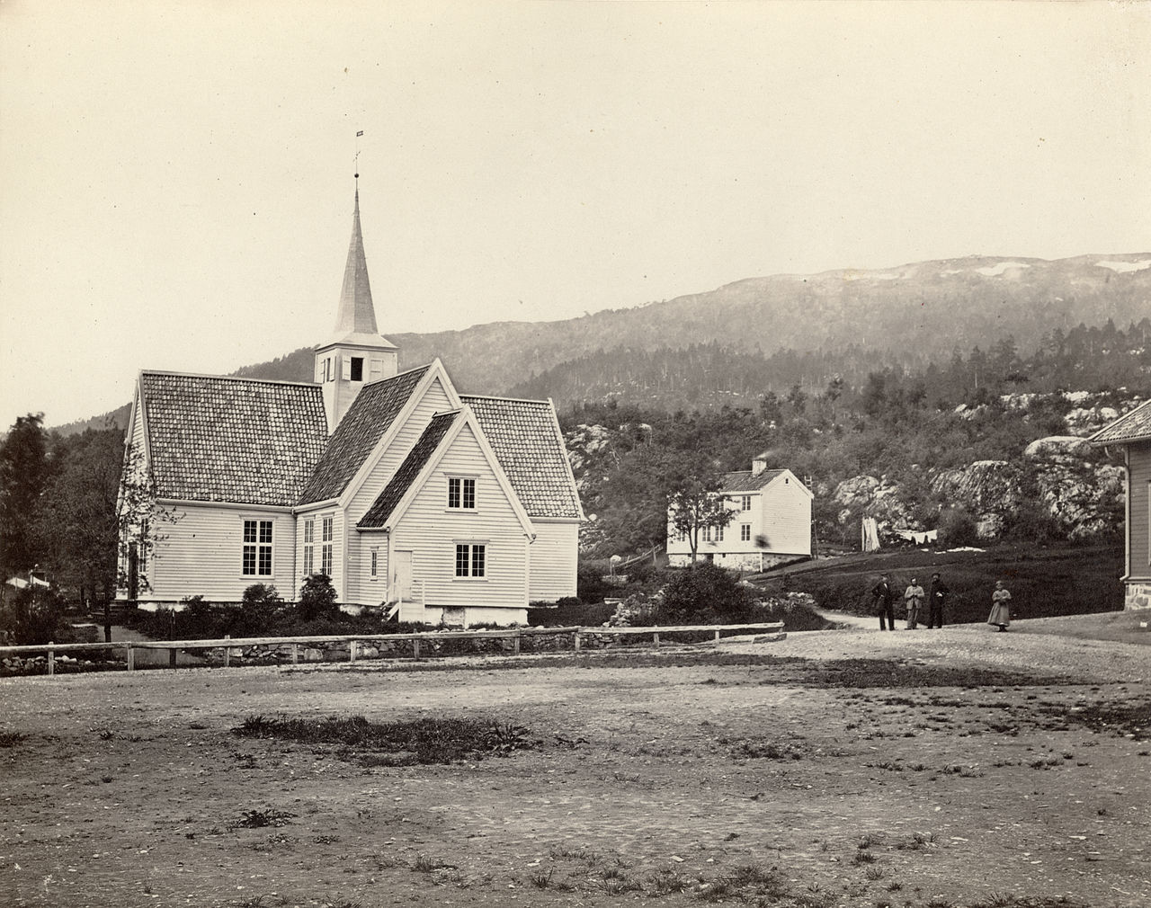 Molde kirke som brant ned i 1885. Norwegian Directorate for Cultural Heritage [Public domain], via Wikimedia Commons