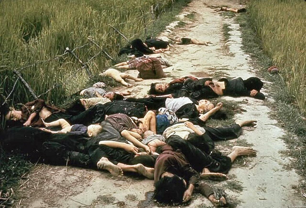 Sterkt bilde av noen av ofrene, for det meste kvinner og barn. Bilde ble tatt av en av US Armys fotografer 16. mars 1968