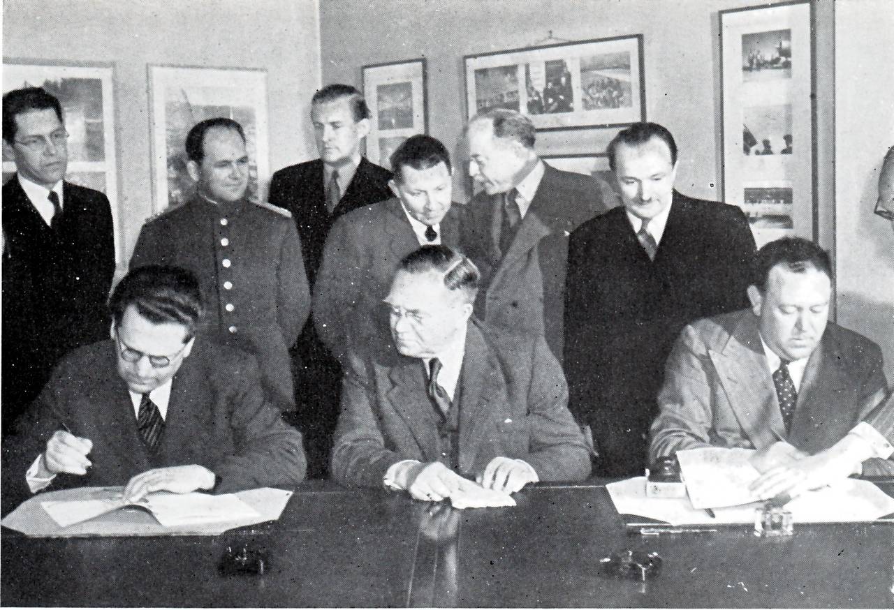 Utenriksminister Trygve Lie (til høyre) ved undertegningen av en militæravtale mellom Norge og Sovjetunionen i London 1944. Statsminister Johan Nygaardsvold i midten. Foto: Ole Friele Backer