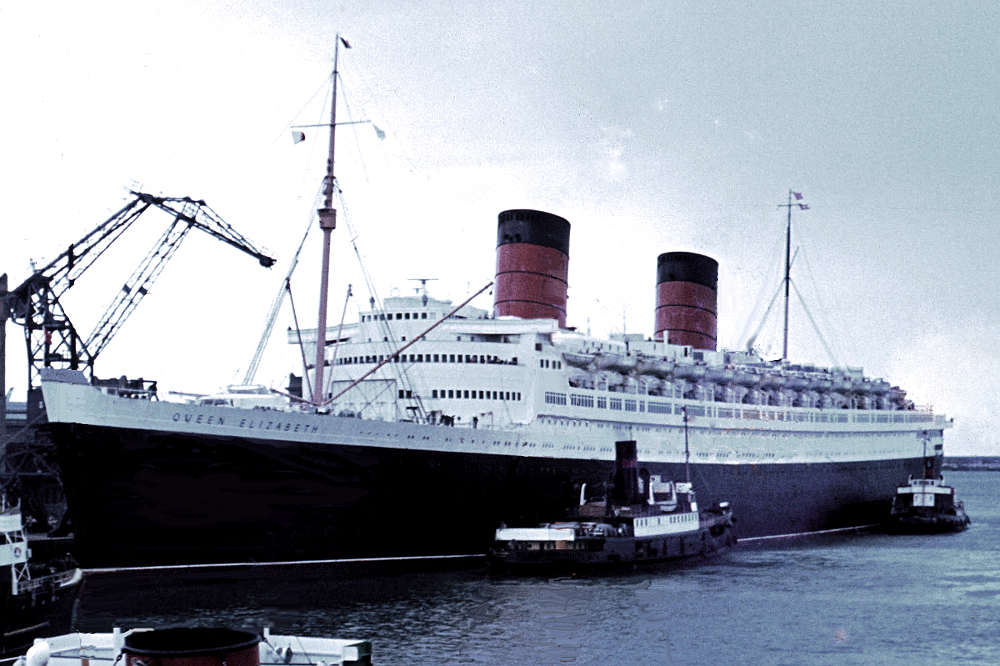 RMS «Queen Elizabeth» i Cherbourg (Normandie, Frankrike) i 1966. By Queen_Elizabethaa.JPG: Roland Godefroy derivative work: User:G-13114 (Queen_Elizabethaa.JPG) [CC BY 3.0 (http://creativecommons.org/licenses/by/3.0) or GFDL (http://www.gnu.org/copyleft/fdl.html)], via Wikimedia Commons