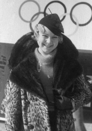 Sonja Henie slapper av mellom eventer i OL i Garmisch-Partenkirchen i 1936.