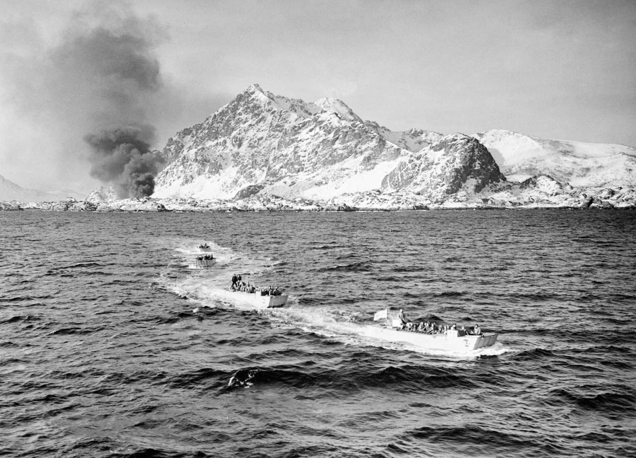 Soldater returnerer etter raidet 4. mars 1941. By Coote, R G G (Lt), Royal Navy official photographer [Public domain], via Wikimedia Commons